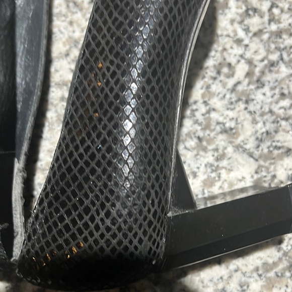 Stuart Weitzman womens Sz 9 black faux snakeskin fabric block heel pumps Vtg - Picture 8 of 13